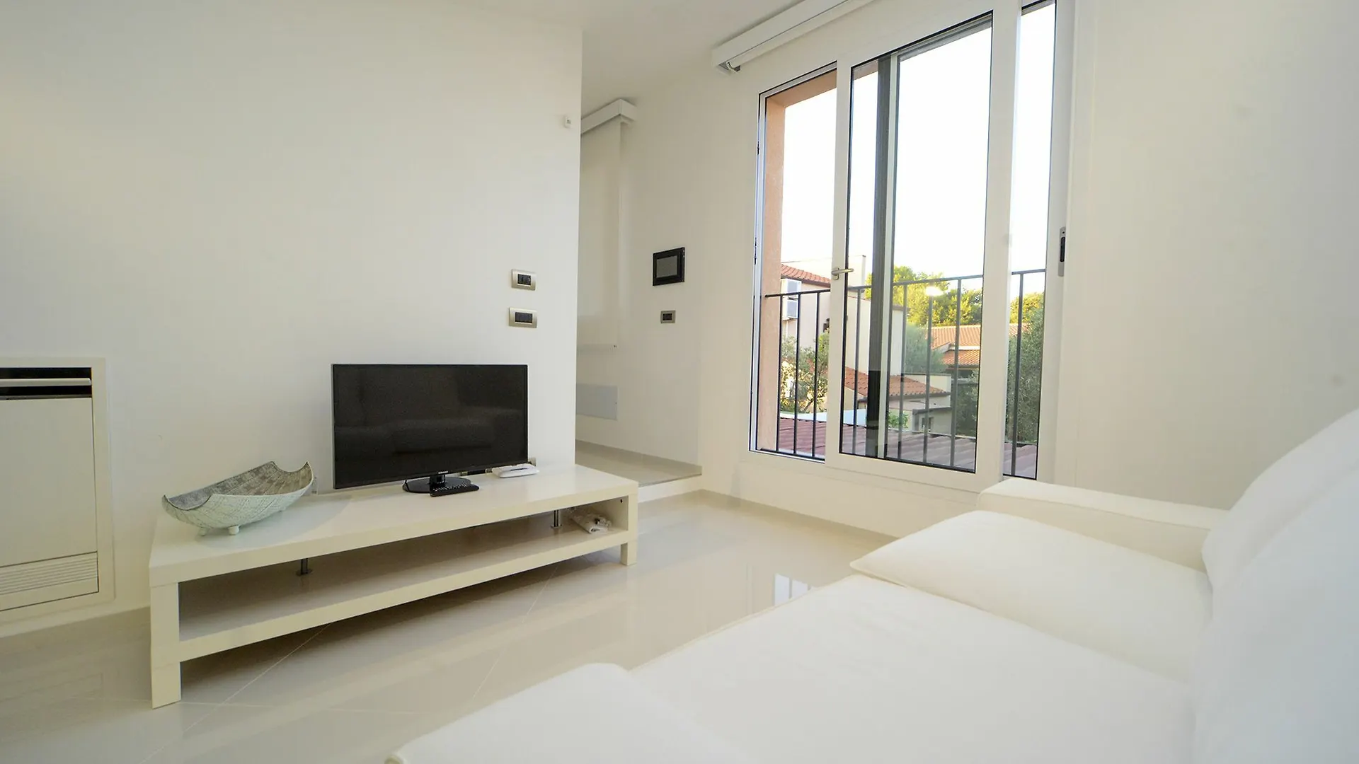 Bianco D'Amare Villa Cefalu Italy